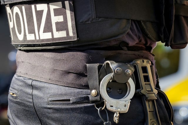 Ermittler haben in Hessen einen 55-Jährigen wegen des Verdachts des schweren sexuellen Kindesmissbrauchs festgenommen. Er soll Dritte zum Missbrauch von Kindern in Pakistan angestiftet und auch selbst vor Ort Kinder schwer missbraucht haben.