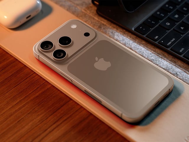 iPhone 17 con su aparente nuevo módulo de cámaras, según filtradores.