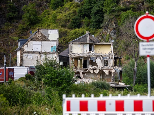 Manche Gebäude, wie dieser Gasthof in Mayschoß, sind vier Jahre später immer noch eine Ruine