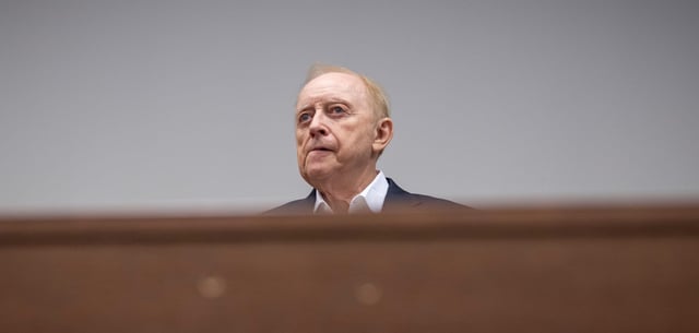 Alfons Schuhbeck im Gerichtssaal des Landgericht München I hinter der Anklagebank