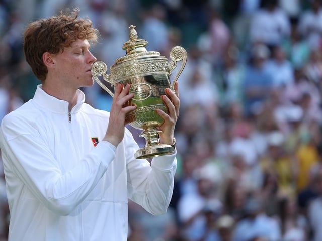 Sinner y un beso soñado, el primero con la copa de campeón de Wimbledon. Foto EFE/EPA/NEIL HALL