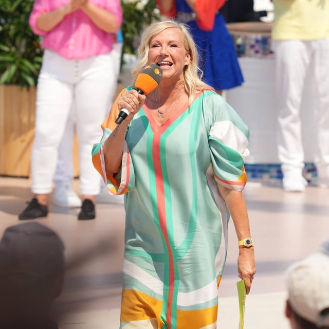 Andrea Kiewel empfing ihre "Fernsehgarten"-Gäste am 13. Juli unter dem Motto "Sommer Dance Party"