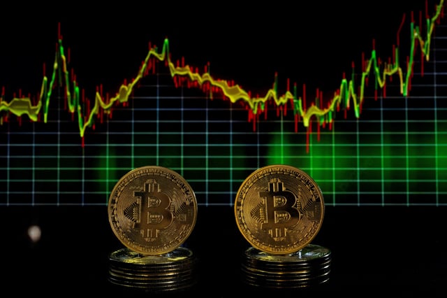 Bitcoin tokens and a price chart are seen in this illustration picture taken November 21, 2024. REUTERS/Remo Casilli/Illustration/File Photo