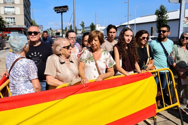 Vecinos y turistas a la espera de la llegada a Marín de Leonor para ser nombrada Hija Adoptiva del concello.