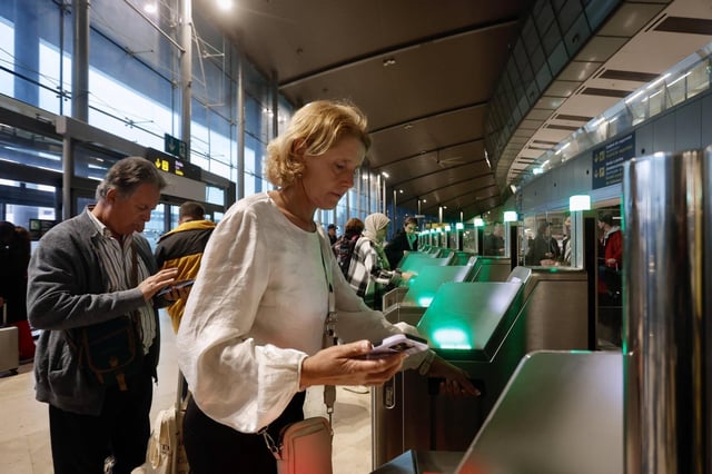 Pasajeros en el control de billetes del aeropuerto de Valencia, este año.