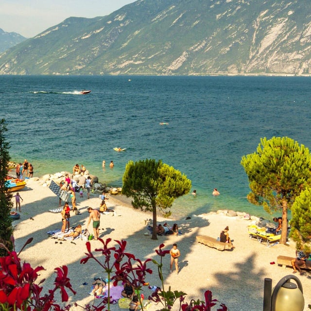 Blick über dem Strand in Limone Sul Garda