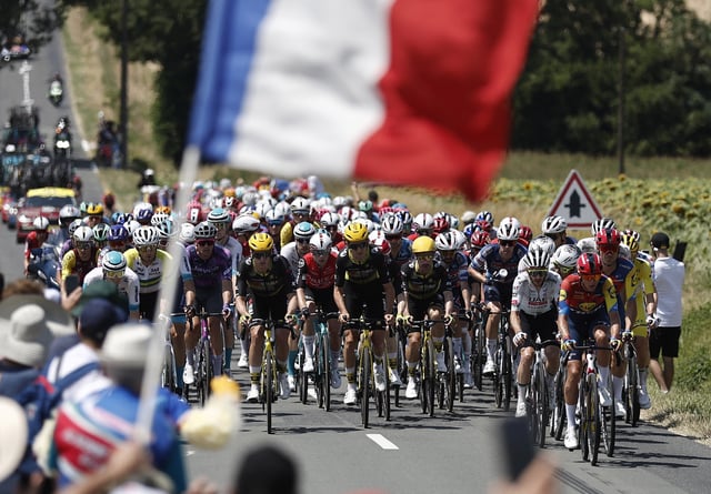 Le peloton du Tour de France dans la 9e étape, dimanche, entre Chinon et Châteauroux.