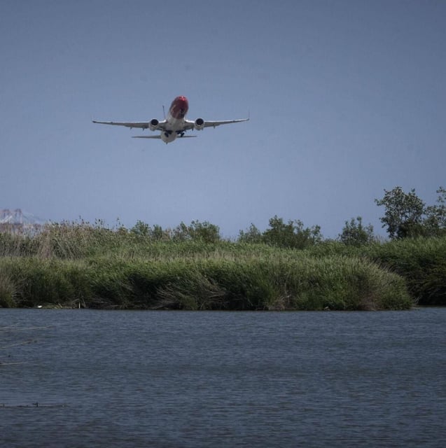 Un avión despega desde el aeropuerto de El Prat.