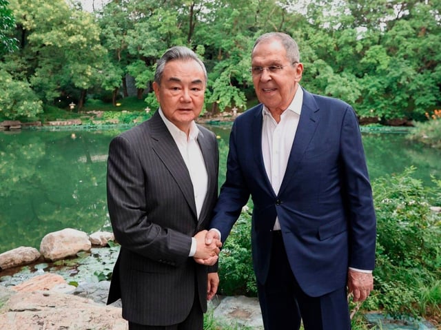 Der russische Außenminister Sergej Lawrow (r) und sein chinesischer Amtskollege Wang Yi