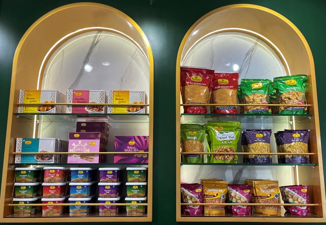 A view shows packets of snacks on the shelves inside a Haldiram's restaurant in Mumbai, India, September 6, 2023. REUTERS/M. Sriram/File Photo