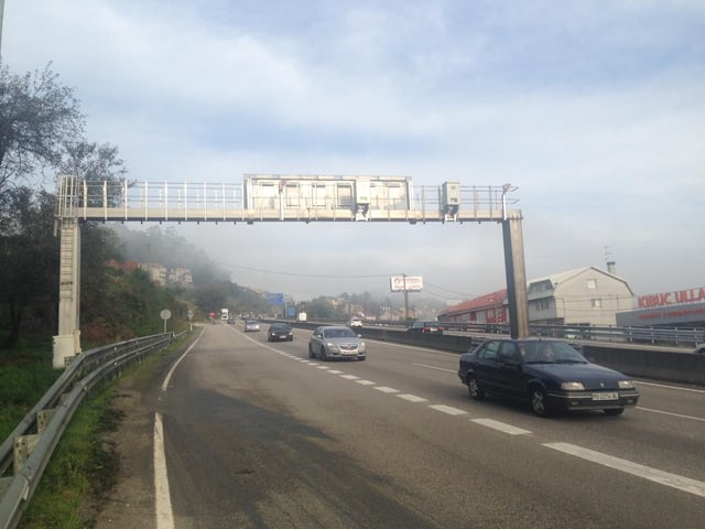 Arco de radares ubicado en las curvas de Puxeiros.