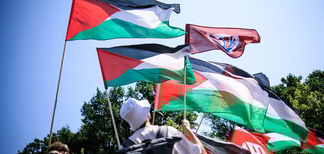 Teilnehmer der Kundgebung der Friedensinitiative „Solidarität mit Palästina“