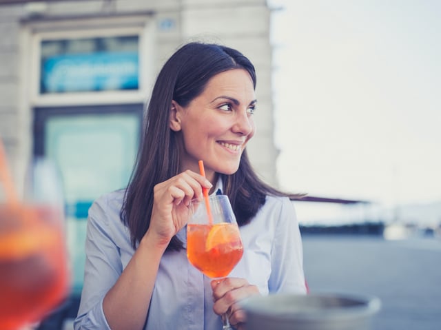 Aperol Spritz ist bei vielen Menschen beliebt. Doch es gibt preislich enorme Unterschiede. (Symbolbild)