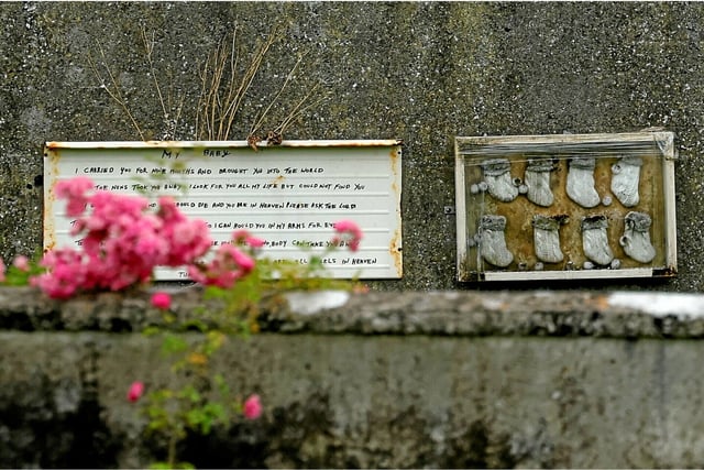 Un mémorial a été créé sur le site de l'ancien foyer de Tuam, en hommage aux 796 nourrissons enterrés sans sépulture. 
