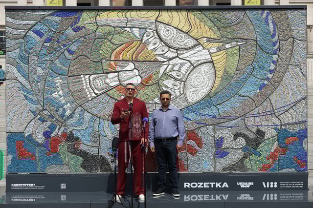 Boxing - Heavyweight Champion Oleksandr Usyk Launches a Fundraiser for the rebuilding of apartment buildings in Ukraine - Trafalgar Square, London, Britain - July 14, 2025 Oleksandr Usyk with Vladyslav Chechotkin pose with a reconstructed piece of art by Ukrainian business ROZETKA, originally created by artist Alla Horska as he is launching a fundraiser for the rebuilding of apartment buildings in Ukraine Action Images via Reuters/John Sibley