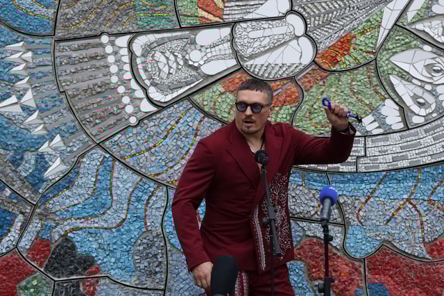 Boxing - Heavyweight Champion Oleksandr Usyk Launches a Fundraiser for the rebuilding of apartment buildings in Ukraine - Trafalgar Square, London, Britain - July 14, 2025 Oleksandr Usyk during the presentation of piece of art destroyed during the war between Ukraine and Russia, reconstructed by Ukrainian business ROZETKA, originally created by artist Alla Horska, as he is launching a fundraiser for the rebuilding of apartment buildings in Ukraine Action Images via Reuters/John Sibley