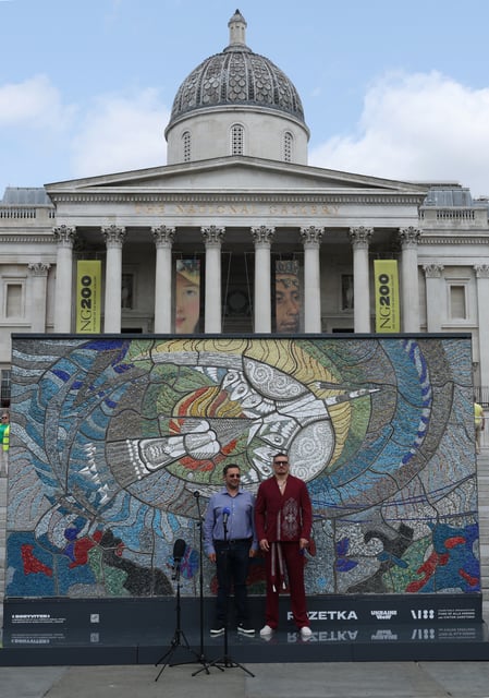 Boxing - Heavyweight Champion Oleksandr Usyk Launches a Fundraiser for the rebuilding of apartment buildings in Ukraine - Trafalgar Square, London, Britain - July 14, 2025 Oleksandr Usyk with Vladyslav Chechotkin pose with a reconstructed piece of art by Ukrainian business ROZETKA, originally created by artist Alla Horska as he is launching a fundraiser for the rebuilding of apartment buildings in Ukraine Action Images via Reuters/John Sibley