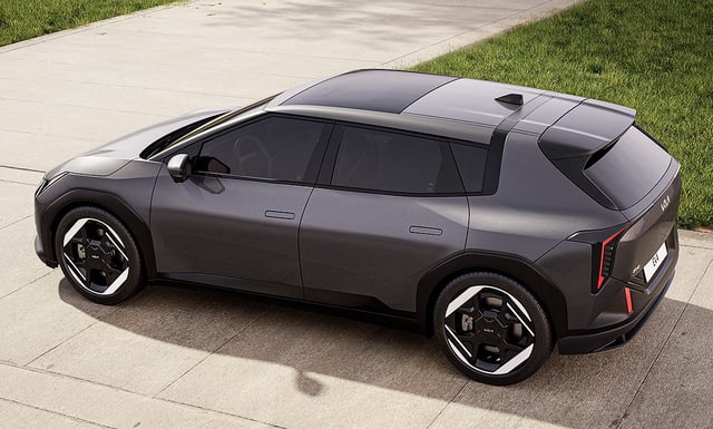Eine veränderte Dachpartie mit großem Dachkantenspoiler sowie die steil stehende Heckscheibe unterscheidet den Hatchback von der Schrägheck-Limousine. 