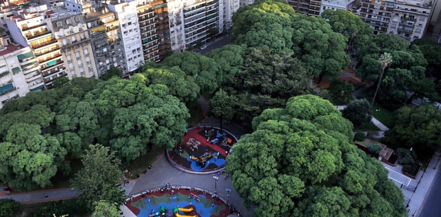 PLAZA VICENTE LOPEZ VERANO GENTE NIÑOS BUENOS AIRES perros bicicletas futbol vista aérea de la plaza
FOTOS MARTIN BONETTO  buenos aires  Refugios verdes para pasar el verano en la ciudad recorrida por los parques plazas espacios abiertos verdes