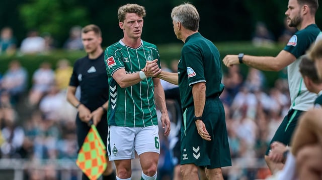Werders Jens Stage gibt Horst Steffen die Hand.