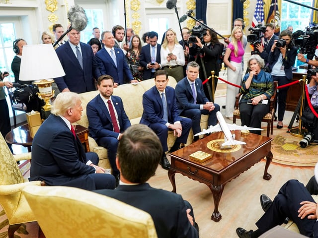 U.S. President Donald Trump, flanked by Vice President JD Vance, Secretary of State Marco Rubio, and Defense Secretary Pete Hegseth meets with NATO Secretary General Mark Rutte, on the day Trump announces a deal to get weapons to NATO, in the Oval Office at the White House in Washington, D.C., U.S., July 14, 2025. REUTERS/Nathan Howard