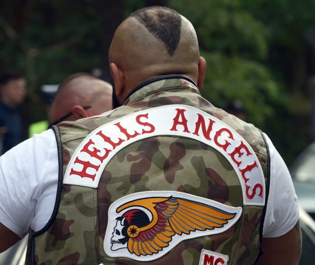 Sieben Jahre nach dem versuchten Mordanschlag auf einen früheren Regionalchef der Rockergruppe Hells Angels sind die Mutter und eine Schwester des Anstifters zu Bewährungsstrafen verurteilt worden. Das Landgericht sprach sie wegen Beihilfe schuldig.