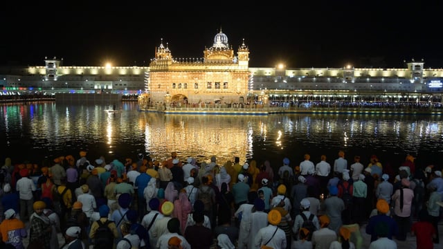 Sikh devotees gather to pay respect on the occasion of the birth anniversary of Guru Hargobind Singh at the Golden Temple in Amritsar on June 5, 2023. (Photo by Narinder NANU / AFP)