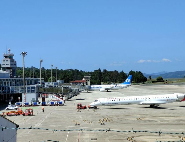 Aviones de Air Europa e Iberia 
en Peinador en junio.  |  V. Currás