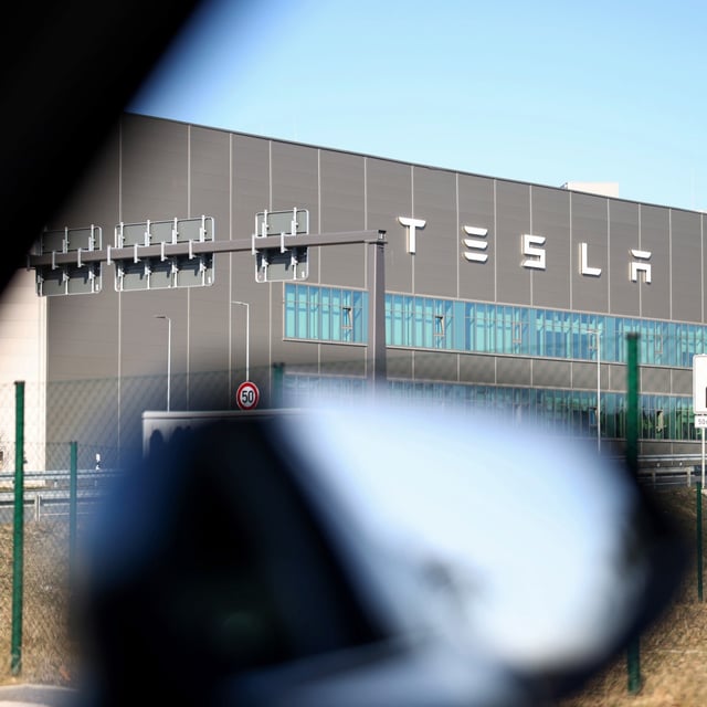 Case against "defective" Tesla autopilot system charges ahead. 