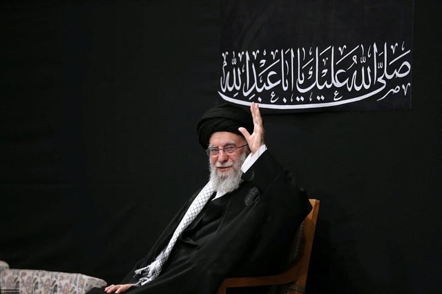 Le Guide suprême de l'Iran, l'ayatollah Ali Khamenei, assiste à une cérémonie pour commémorer l'Achoura, le jour le plus sacré du calendrier musulman chiite, à Téhéran, en Iran, le 5 juillet 2025.