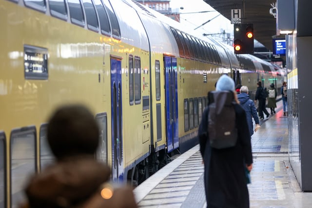 Immer wieder mussten Züge aufgrund von Personalmangel ausfallen. Jetzt übernimmt die DB Regio eine Strecke des Metronom. (Symbolbild)