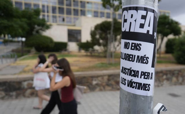 Carteles en contra de CREA en la Fcultat d’Economia i Empresa, la semana pasada
