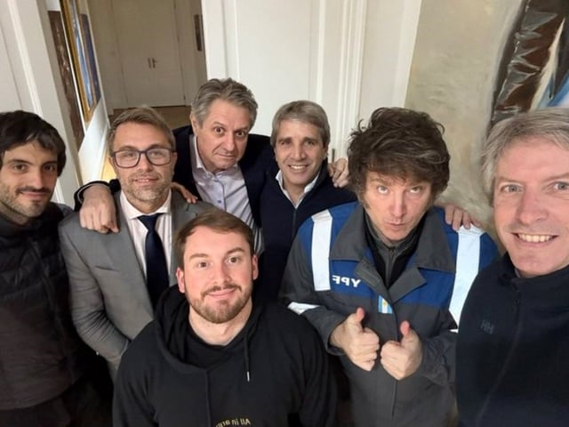 Javier Milei felicitó a Luis Caputo por las cifras de la inflación. Foto X