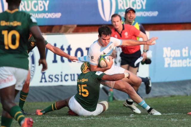 Felipe Ledesma no puede progresar; Argentina sufrió una caída contundente en el Stadio Zaffanella en Viadana (Photo: Sabrina Conforti / World Rugby(.