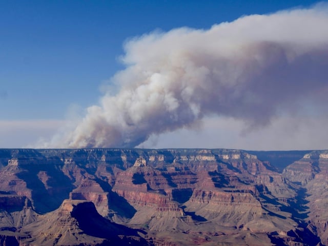 Nach massiven Waldbränden am Grand Canyon ist ein Teil des weltberühmten Nationalparks im Südwesten der USA bis zum Ende der Saison 2025 für Touristen gesperrt worden.