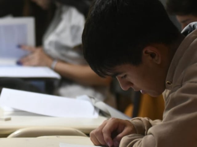 Un estudiante secundario rinde la prueba Aprender. Foto: Ministerio de Educación de Chubut.
