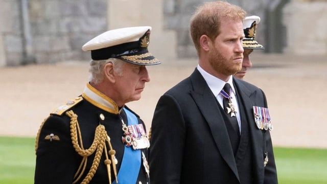 El rey Carlos III y su hijo, el príncipe Harry