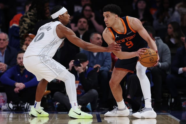 Kevin McCullar Jr. (r.) had a strong summer league performance in Game 2.