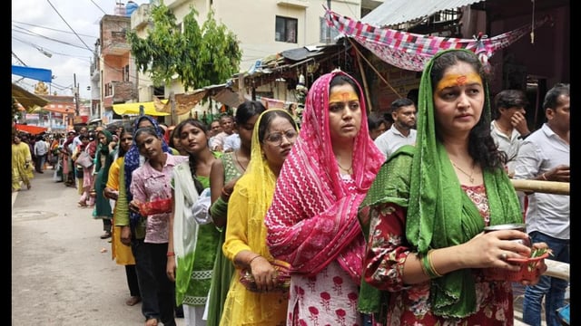 A long queue of devotees waiting for their turn outside a Lord Shiva temple in Lucknow on first Sawan Monday on July 14. (HT photo)