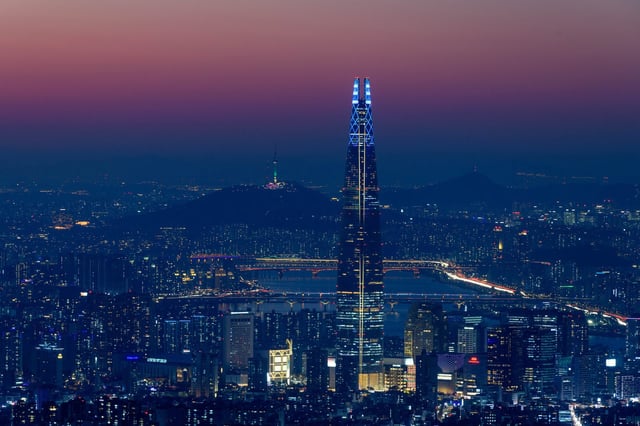 SEONGNAM, SOUTH KOREA - 2025/02/24: General view that shows the Hangang River and buildings between the city's iconic tourist attractions, 123-storey skyscraper Lotte Tower and Namsan Tower, one of Seoul's iconic symbols. (Photo by Kim Jae-Hwan/SOPA Images/LightRocket via Getty Images)