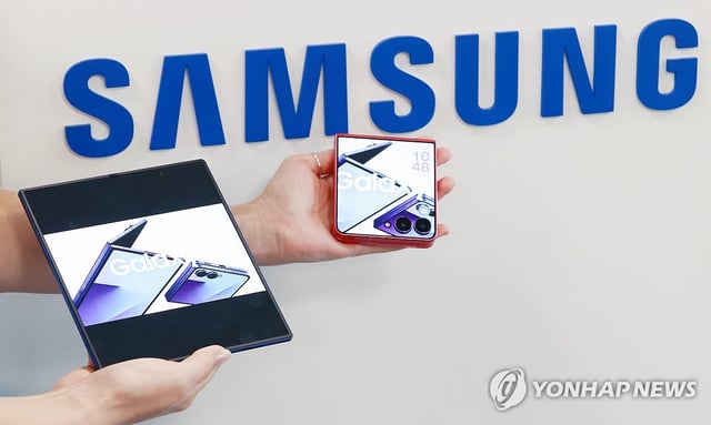 A person holds up new foldable smartphones released by Samsung Electronics Co. at a media event held in Seoul on July 10, 2025. (Yonhap)
