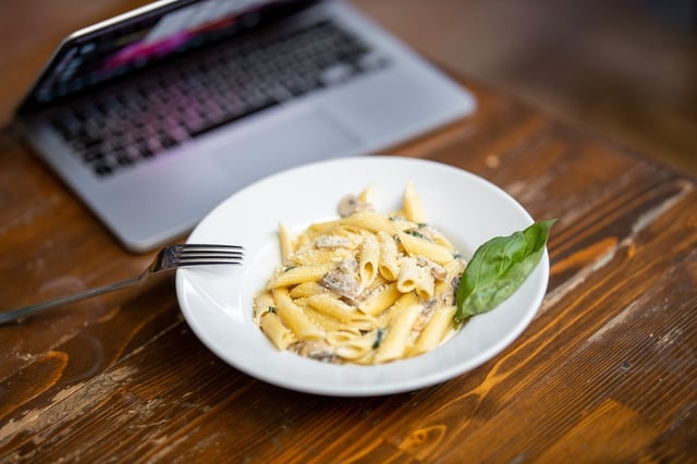 An employee's blunt reply to his boss who stopped him from taking his lunch break has struck a chord with Reddit users. 