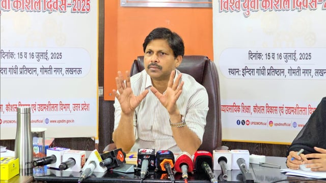 UP principal secretary, department of vocational education, skill development and entrepreneurship, Hari Om, interacting with mediapersons in Lucknow on Monday (HT Photo)