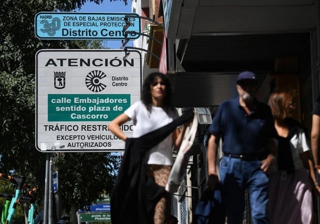 Un cartel indica la zona de bajas emisiones 360 del distrito Centro de la capital
