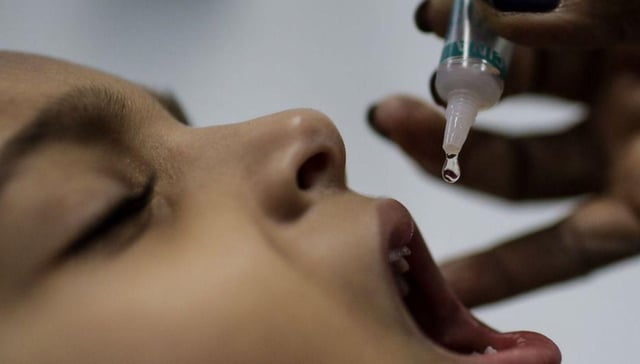 Un niño recibe una vacuna contra la polio.