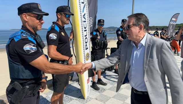 Caballero saluda a uno de los agentes en el arenal de Samil.
