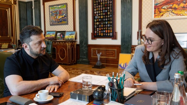 Der ukrainische Präsident Selenskyj und die amtierende ukrainische Wirtschaftsministerin Julia Swyrydenko.