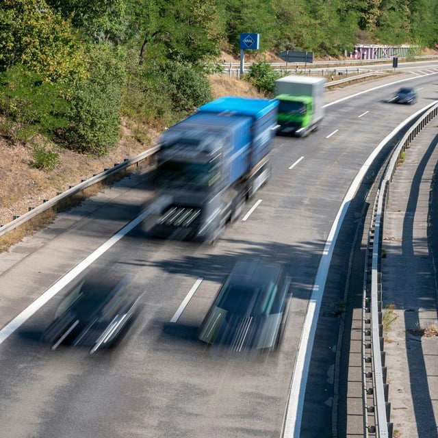 Ein kaputter Gullydeckel sorgt für Stau auf der A115.