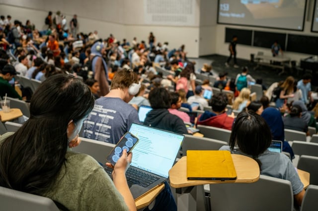 Bachelorstudentinnen schließen ihr Studium im Schnitt öfter innerhalb der Regelstudienzeit ab als ihre männlichen Kommilitonen. 36 Prozent der Frauen, die 2019 ein Bachelorstudium begannen, schlossen dies innerhalb von acht Semestern ab.