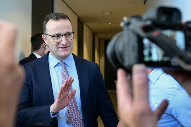 Unionsfraktionschef Jens Spahn (CDU) hat 5000 Euro an seine Partei nachgezahlt, weil er über mehrere Jahre seine Mandatsträgerabgabe nicht vollständig entrichtet hat.